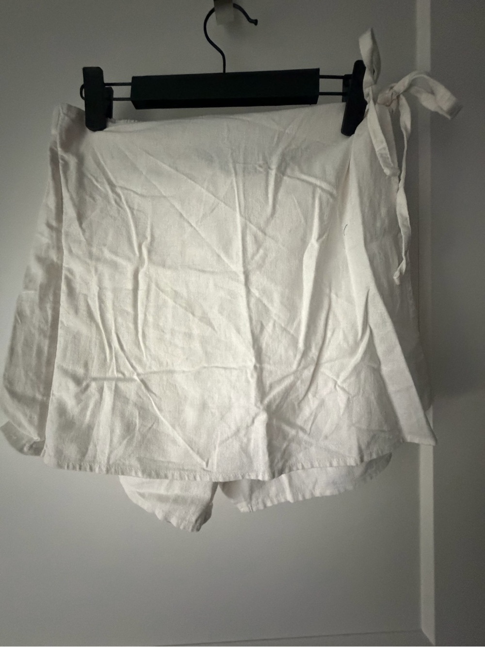 Old Navy White Wrap Skort with Side Tie Accent - S Linen Feminine